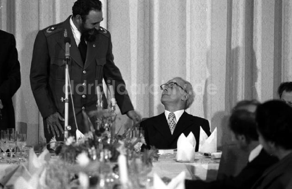 Berlin: Berlin Fiedel Castro und Honecker im Gespräch ZK und Beim Festessen im Staatsrat der DDR in Berlin-Mitte.