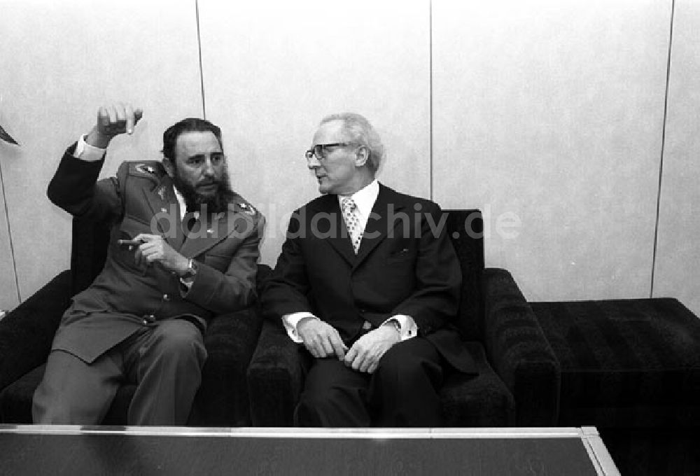 DDR-Fotoarchiv: Berlin - Berlin Fiedel Castro und Honecker im Gespräch ZK und Beim Festessen im Staatsrat der DDR in Berlin-Mitte.