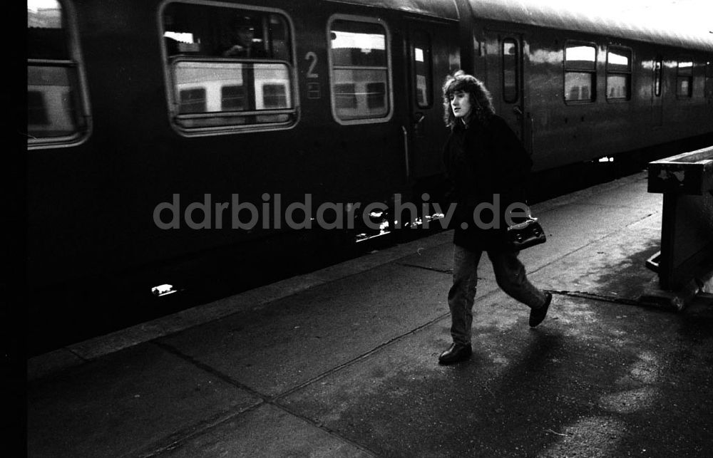 DDR-Fotoarchiv: Berlin-Lichtenberg - Berlin Friedrichsfelde junge Frau auf Bhf Friedrichsfelde 13.12.90 Foto: Lange Umschlag:1540