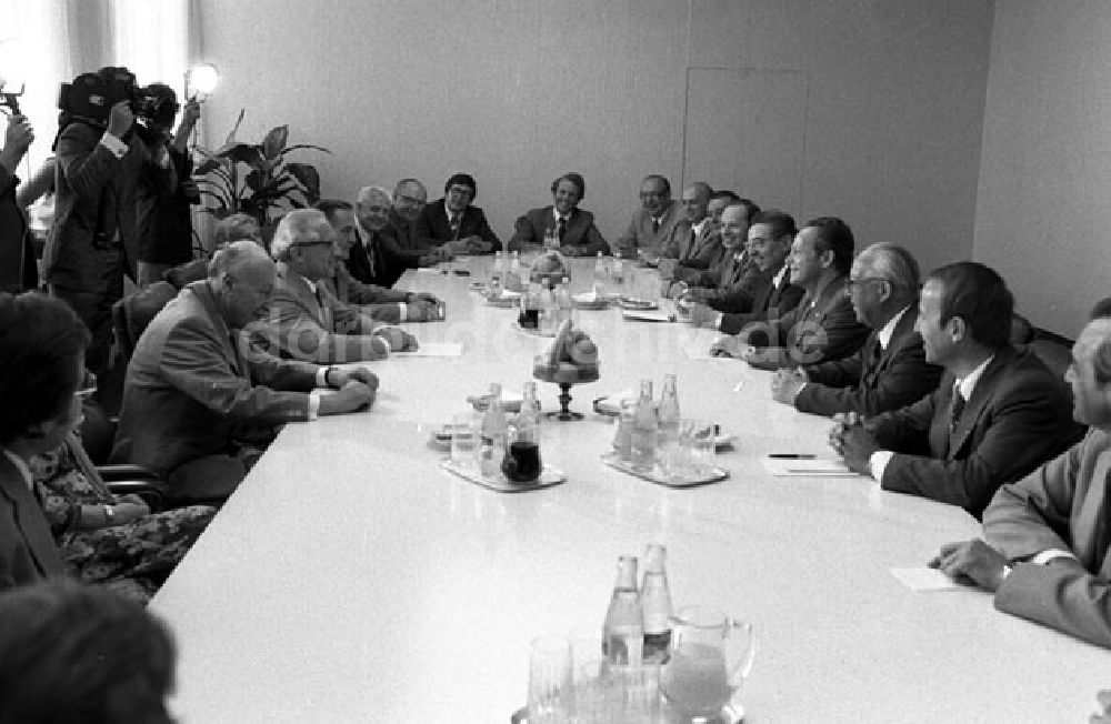 DDR-Fotoarchiv: Berlin - Berlin Genosse Honecker empfängt LDPD (Liberal-Demokratische Partei Deutschlands) Vorstand