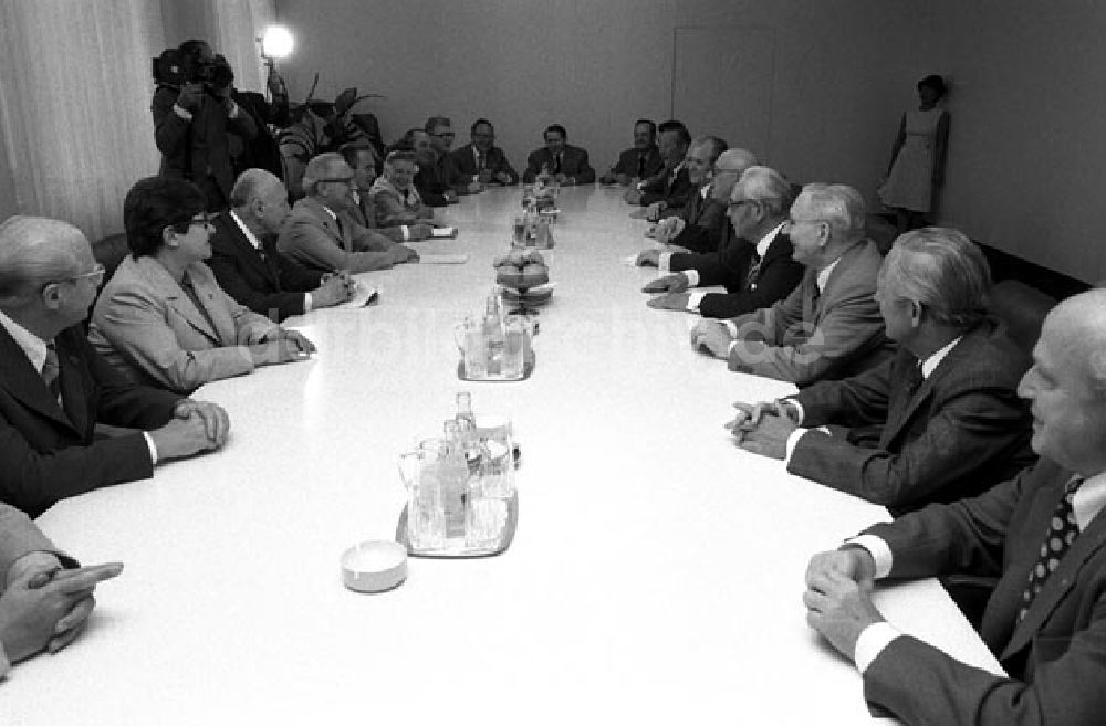 DDR-Fotoarchiv: Berlin - Berlin: Genosse Honecker empfängt NDPD(National-Demokratische Partei Deutschlands). Foto: Schönfeld