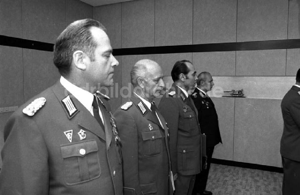 Berlin: Berlin: Genosse Honecker ernennt und befördert VP(Volkspolizei)- Offiziere. Foto:Schönfeld