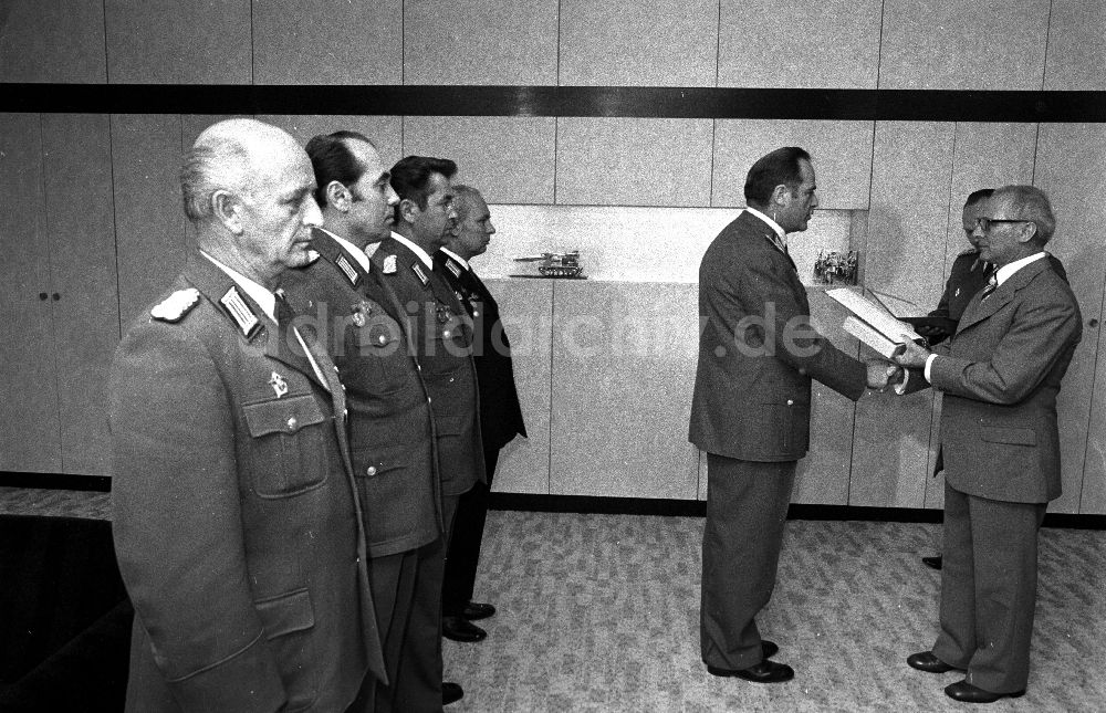DDR-Bildarchiv: Berlin - Berlin: Genosse Honecker ernennt und befördert VP(Volkspolizei)- Offiziere. Foto:Schönfeld