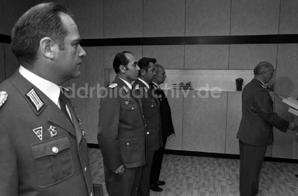 DDR-Fotoarchiv: Berlin - Berlin: Genosse Honecker ernennt und befördert VP(Volkspolizei)- Offiziere. Foto:Schönfeld