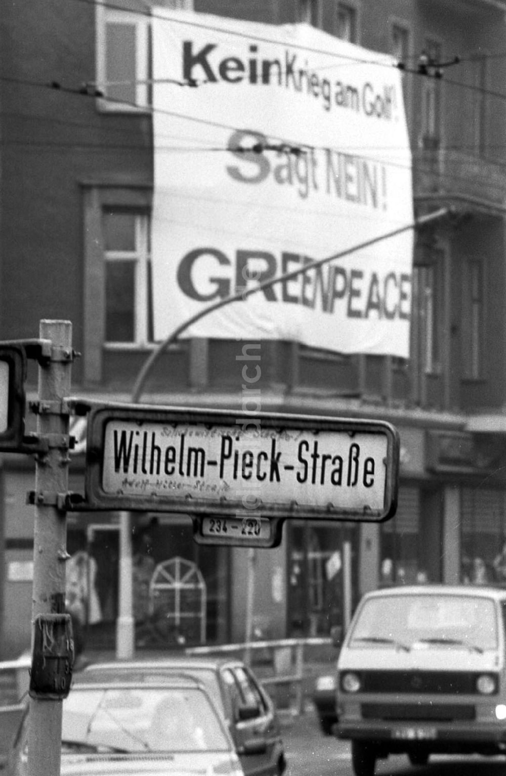 DDR-Bildarchiv: Berlin - Berlin Greenpeace Protest gegen den Golfkrieg, Wilhelm-Pieck-Str. 22.01.91 Foto: Grahn Umschlagnummer: 0088