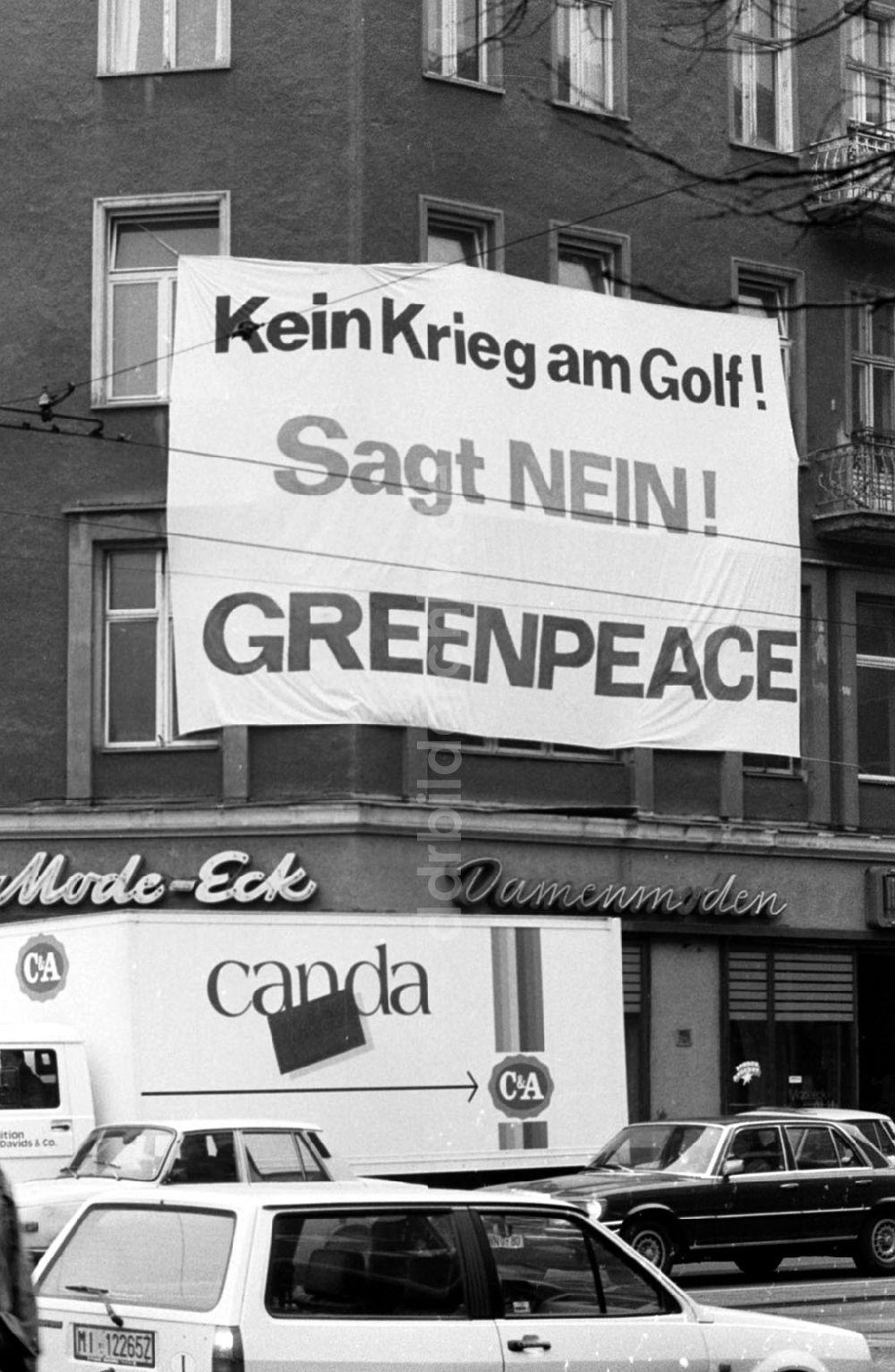 DDR-Fotoarchiv: Berlin - Berlin Greenpeace Protest gegen den Golfkrieg, Wilhelm-Pieck-Str. 22.01.91 Foto: Grahn Umschlagnummer: 0088