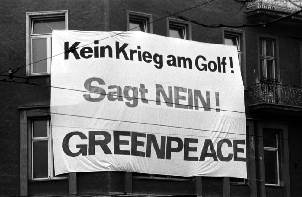 Berlin: Berlin Greenpeace Protest gegen den Golfkrieg, Wilhelm-Pieck-Str. 22.01.91 Foto: Grahn Umschlagnummer: 0088