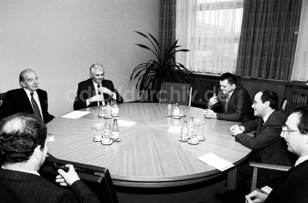 DDR-Bildarchiv: Berlin - Berlin Gregor Gysi mit jugoslawischen Politikern 15.01.90 Foto: Lange Umschlagnummer: 0078