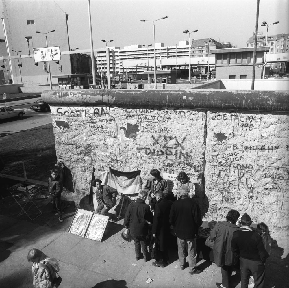 DDR-Fotoarchiv: Berlin - Berlin - Grenzübergang Eberswalder / Bernauer Straße 1990 nach der Wende