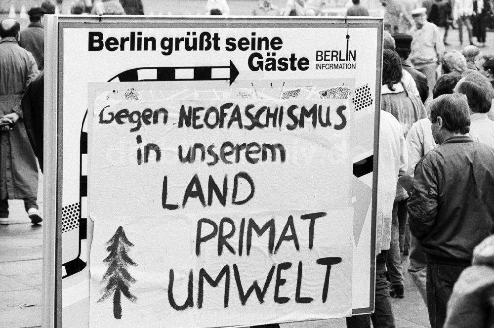 DDR-Fotoarchiv: Berlin - Berlin grüßt seine Gäste - Gegen Neofaschismus in unserem Land Primat Umwelt