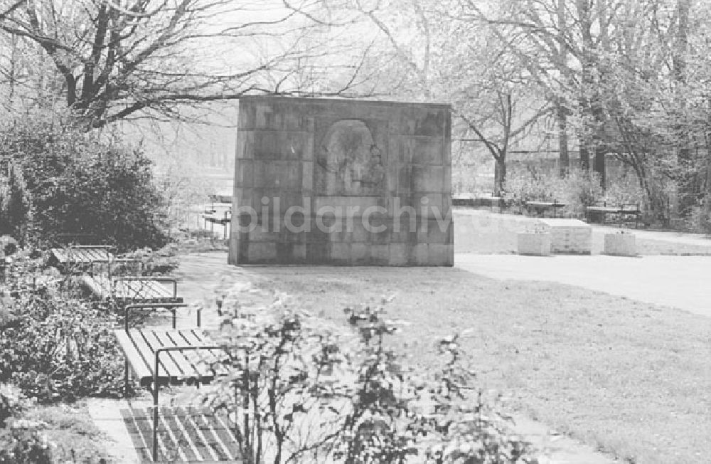 Berlin: Berlin - Karl-Marx-Denkmal in Alt-Stralau Foto: Lenke Nr.: 438