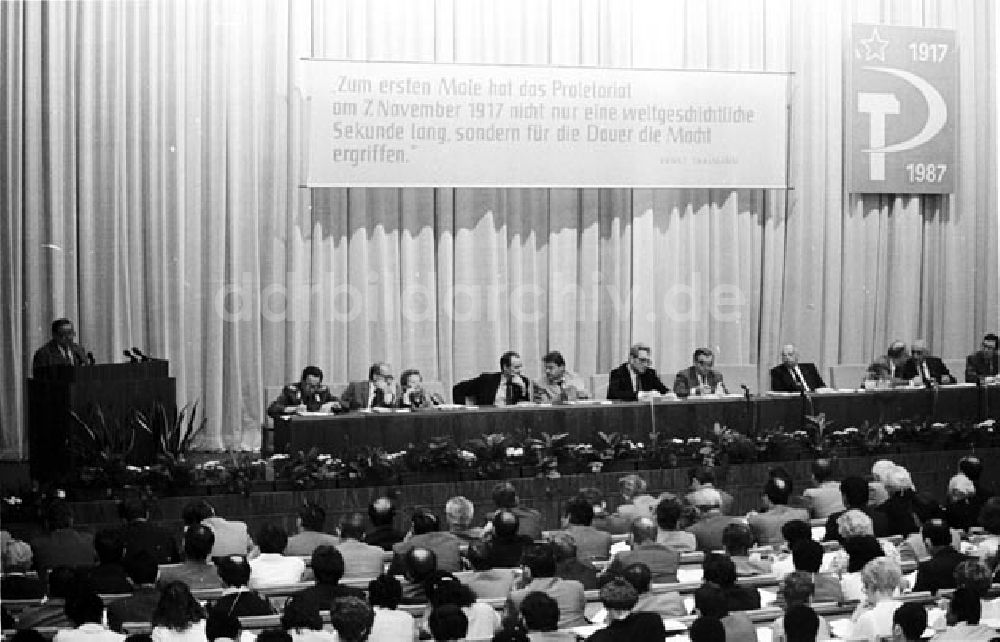 DDR-Fotoarchiv: Berlin - 17.09.87 Berlin Konferenz mit Gen. Hagen in der Parteihochschule Foto: Bonitz Nr.: 1045