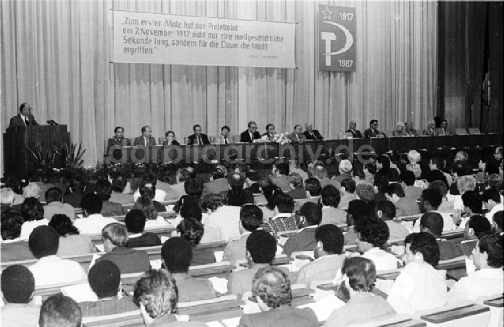 DDR-Bildarchiv: Berlin - 17.09.87 Berlin Konferenz mit Gen. Hagen in der Parteihochschule Foto: Bonitz Nr.: 1045