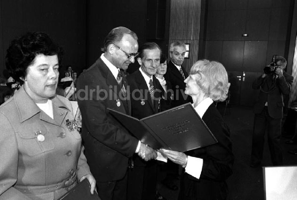 Berlin: Berlin Ministerrat-Margot Honecker zeichnet zum Tag des Lehrers - verdienter Lehrer des Volkes aus