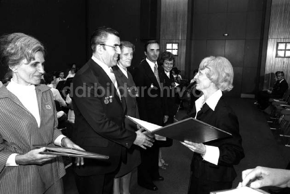 DDR-Bildarchiv: Berlin - Berlin Ministerrat-Margot Honecker zeichnet zum Tag des Lehrers - verdienter Lehrer des Volkes aus