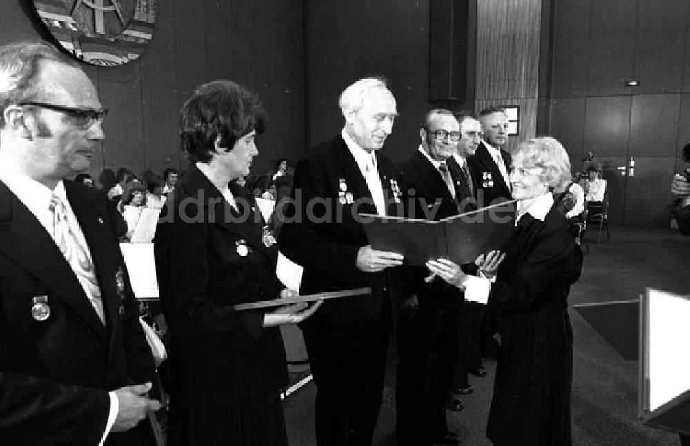 DDR-Fotoarchiv: Berlin - Berlin Ministerrat-Margot Honecker zeichnet zum Tag des Lehrers - verdienter Lehrer des Volkes aus