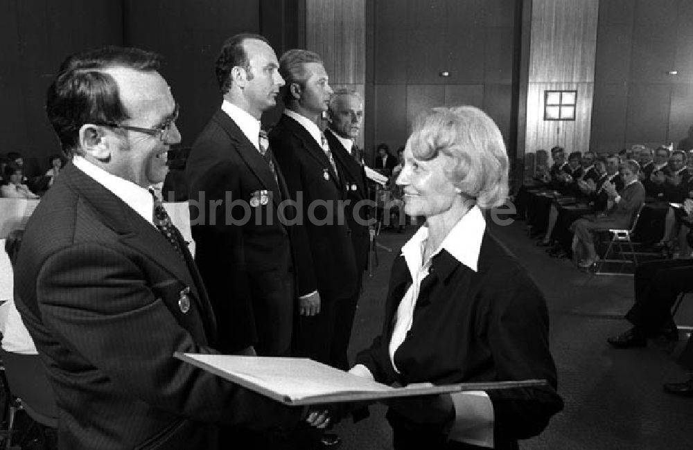 DDR-Bildarchiv: Berlin - Berlin Ministerrat-Margot Honecker zeichnet zum Tag des Lehrers - verdienter Lehrer des Volkes aus