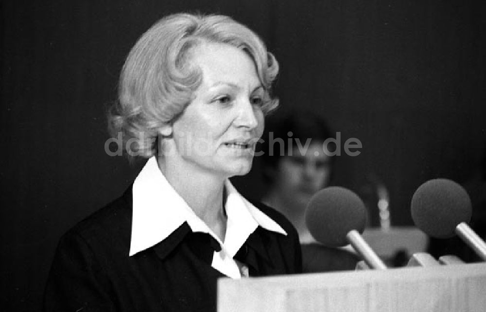 Berlin: Berlin Ministerrat Margot Honecker zeichnet zum Tag des Lehrers - verdienter Lehrer des Volkes aus