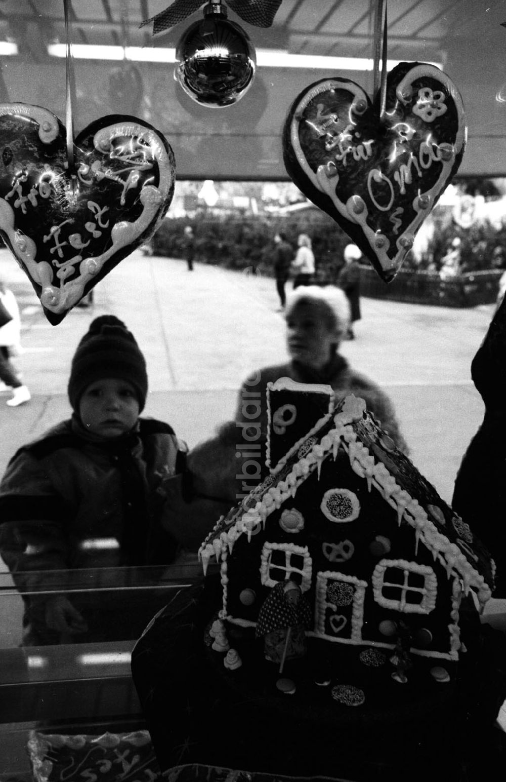 DDR-Bildarchiv: Berlin-Mitte - Berlin Mitte Eröffnung des Berliner Weihnachtsmarktes vor dem roten Rathaus 16.11.90 Foto: ND/Lange Umschlag:1453