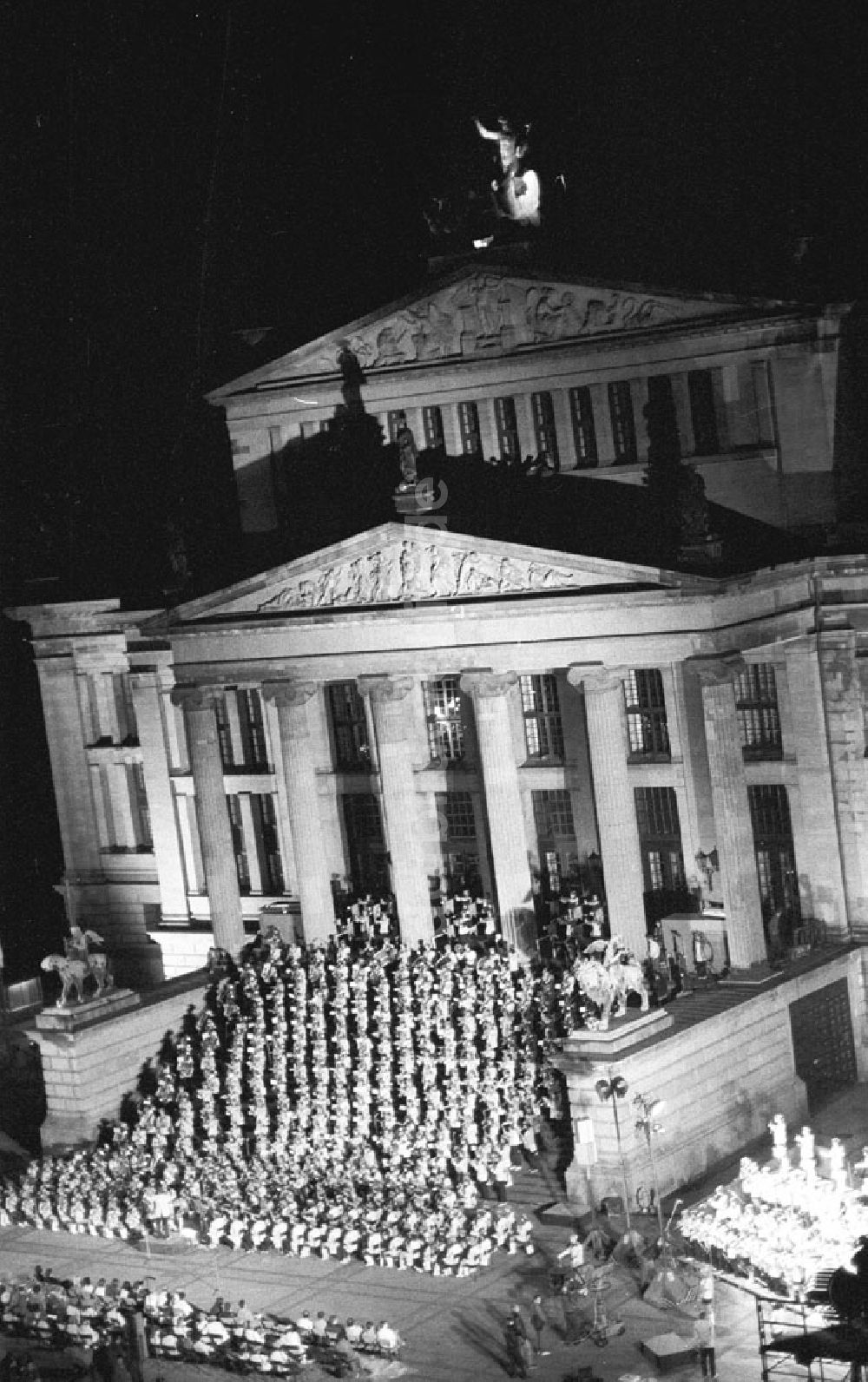 Berlin - Mitte: Berlin - Mitte - Konzert und Laser-Show des ZMK der FDJ am Schauspielhaus Foto: Lenke Nr.: 521