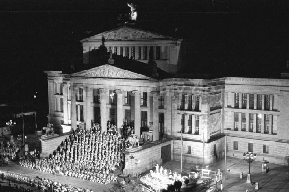 DDR-Bildarchiv: Berlin - Mitte - Berlin - Mitte - Konzert und Laser-Show des ZMK der FDJ am Schauspielhaus Foto: Lenke Nr.: 521