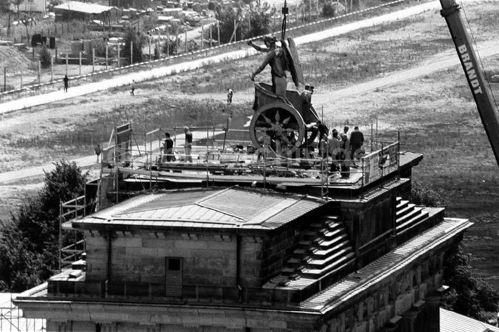 DDR-Bildarchiv: Berlin - Mitte - Berlin-Mitte Restaurierung der Quadriga auf dem Brandenburger Tor / Pariser Platz Foto: Winkler