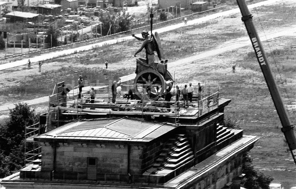 DDR-Bildarchiv: Berlin - Mitte - Berlin-Mitte Restaurierung der Quadriga auf dem Brandenburger Tor / Pariser Platz Foto: Winkler