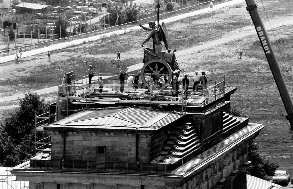 DDR-Fotoarchiv: Berlin - Mitte - Berlin-Mitte Restaurierung der Quadriga auf dem Brandenburger Tor / Pariser Platz Foto: Winkler