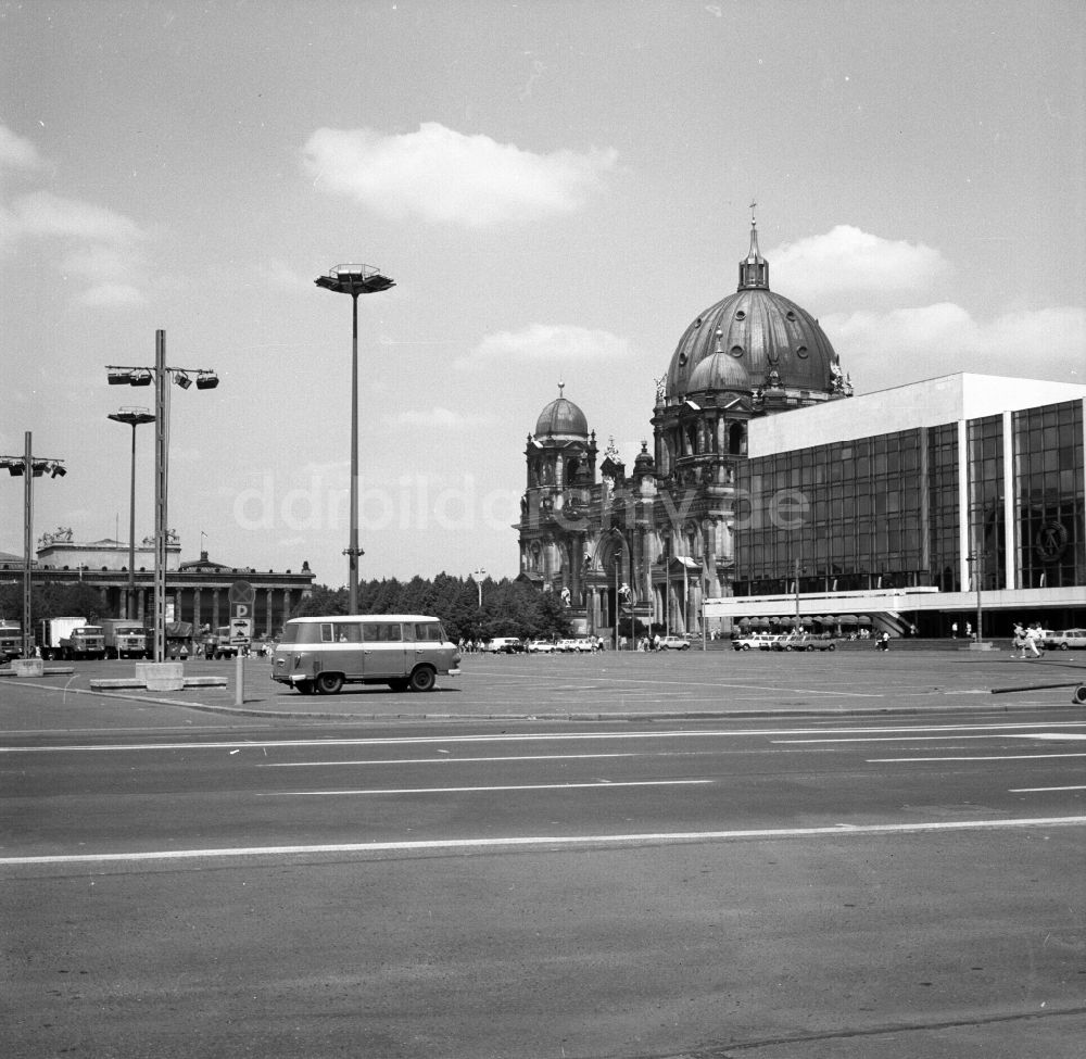 DDR-Fotoarchiv: Berlin - Berlin - Mitte Schlossplatz am Palast der Republik 1989