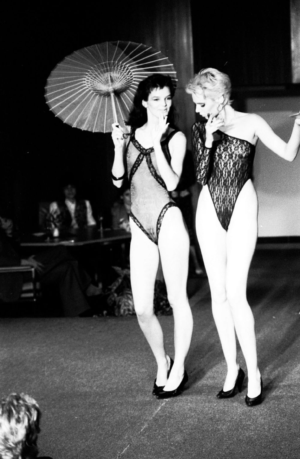 DDR-Bildarchiv: Berlin-Mitte - Berlin Modeshow Grotex GmbH zur Eröffnungskollektion Herbst/Winter 1990 Berlin - Intern