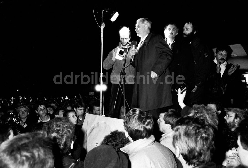 DDR-Bildarchiv: Berlin - Berlin Modrow schlichtet Demo vor ehem. Stasi-Ministerium 15.01.90 Foto: Lange Umschlagnummer: 0073