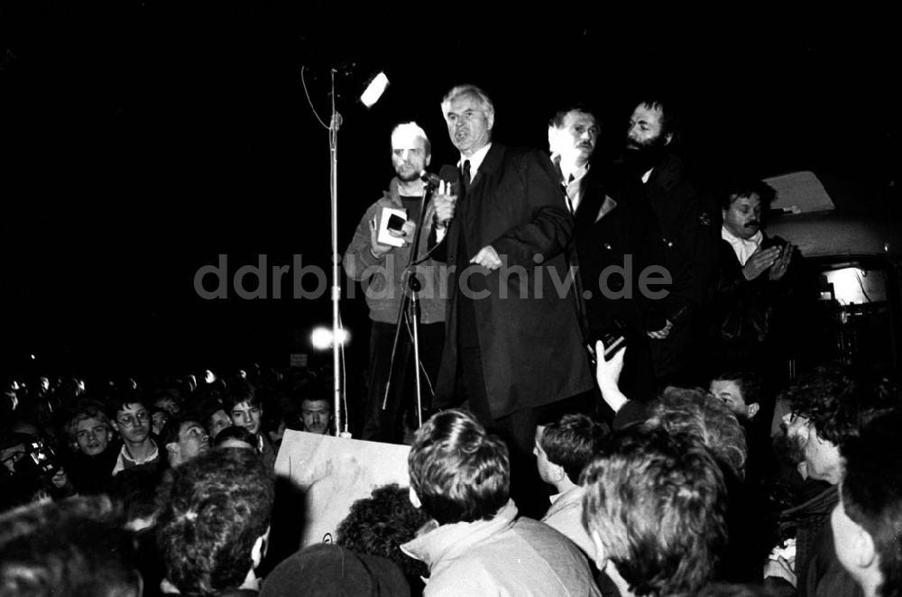 DDR-Fotoarchiv: Berlin - Berlin Modrow schlichtet Demo vor ehem. Stasi-Ministerium 15.01.90 Foto: Lange Umschlagnummer: 0073