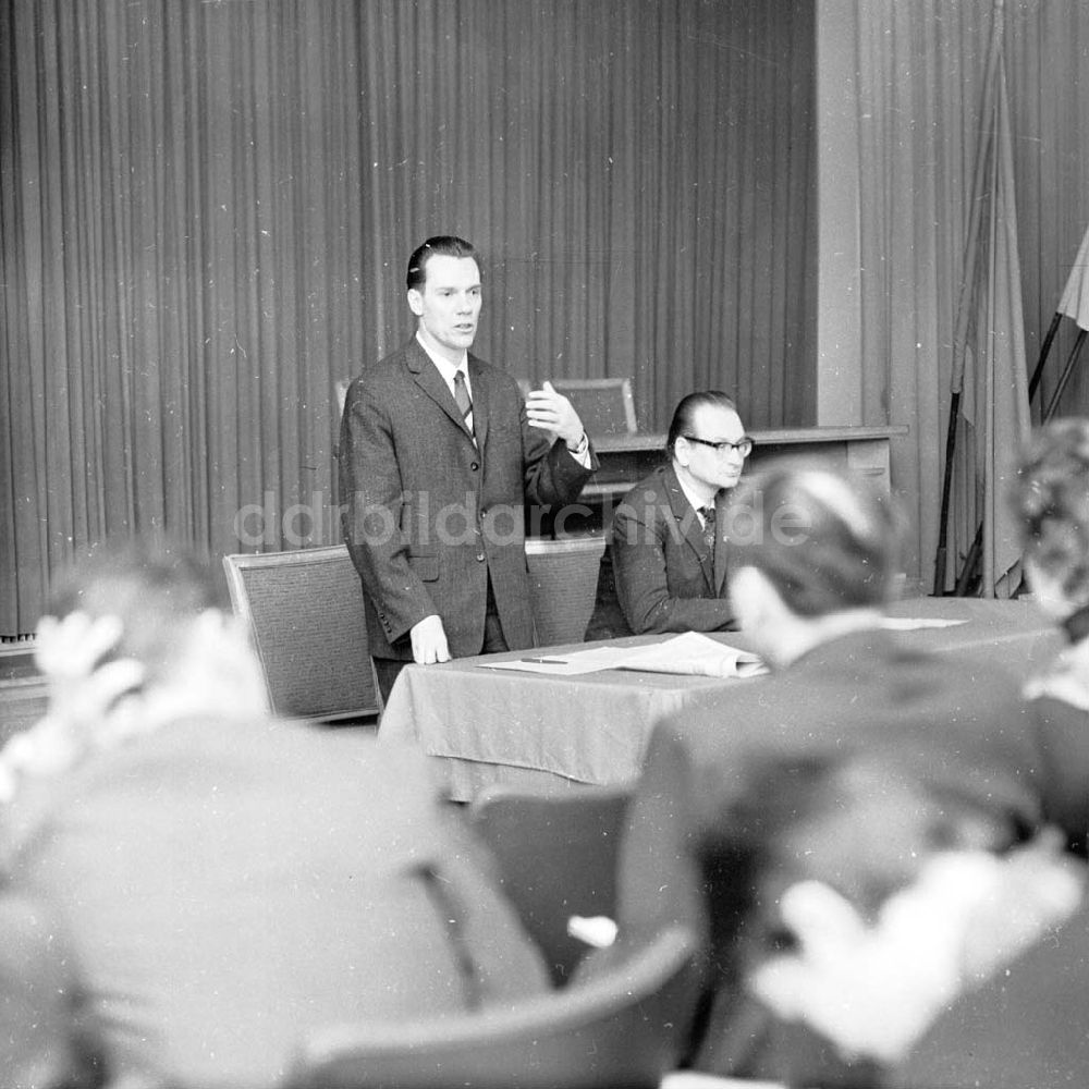 Berlin: Berlin März 1966 Volkskorrespondenten - Konferenz. Referat hält Walter Florath. Foto: Schmidtke