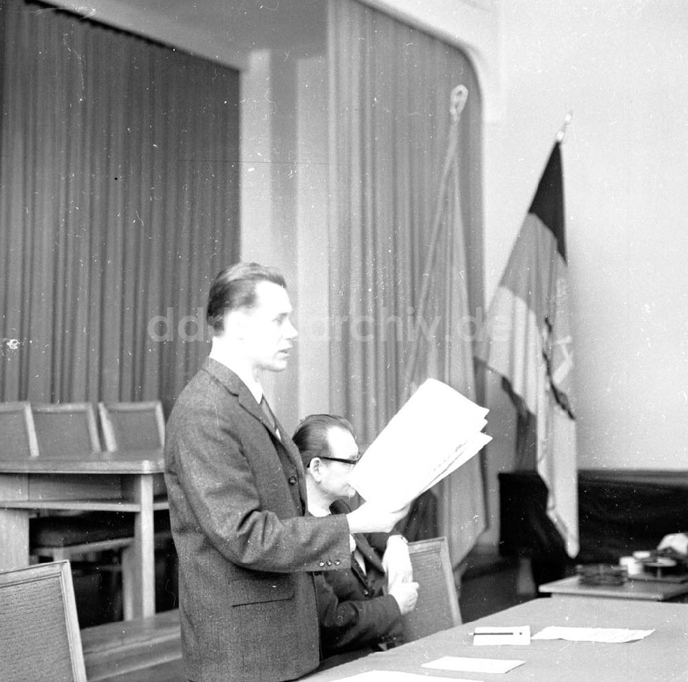 DDR-Bildarchiv: Berlin - Berlin März 1966 Volkskorrespondenten - Konferenz. Referat hält Walter Florath. Foto: Schmidtke