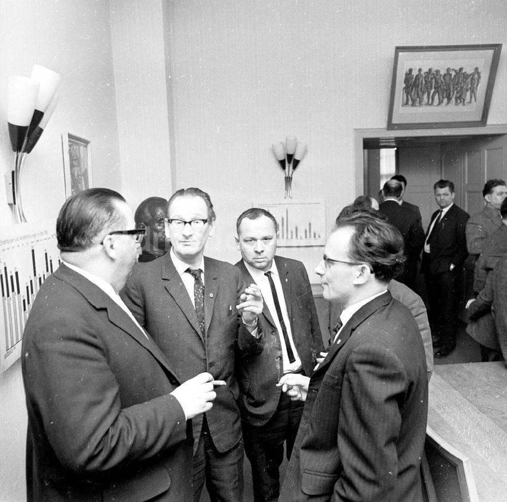 DDR-Fotoarchiv: Berlin - Berlin März 1966 Volkskorrespondenten - Konferenz. Referat hält Walter Florath. Foto: Schmidtke