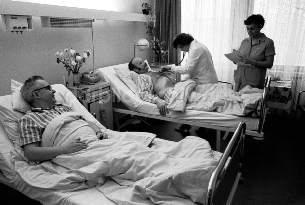unbekannt: Berlin Patienten im nun offenen Regierungskrankenhaus 09.01.90 Foto: ND/Lange Umschlagnummer: 0035
