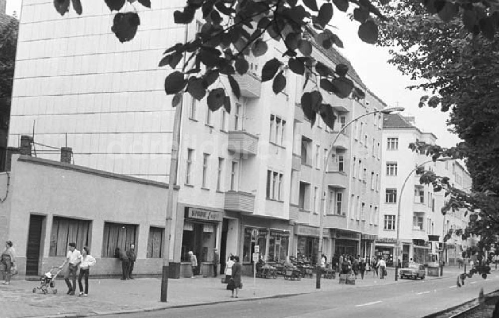 DDR-Bildarchiv: Berlin Prenzlauer Berg - Berlin - Prenzlauer Berg Geschäfte Greifswaler Straße Foto: Bonitz Nr. 567