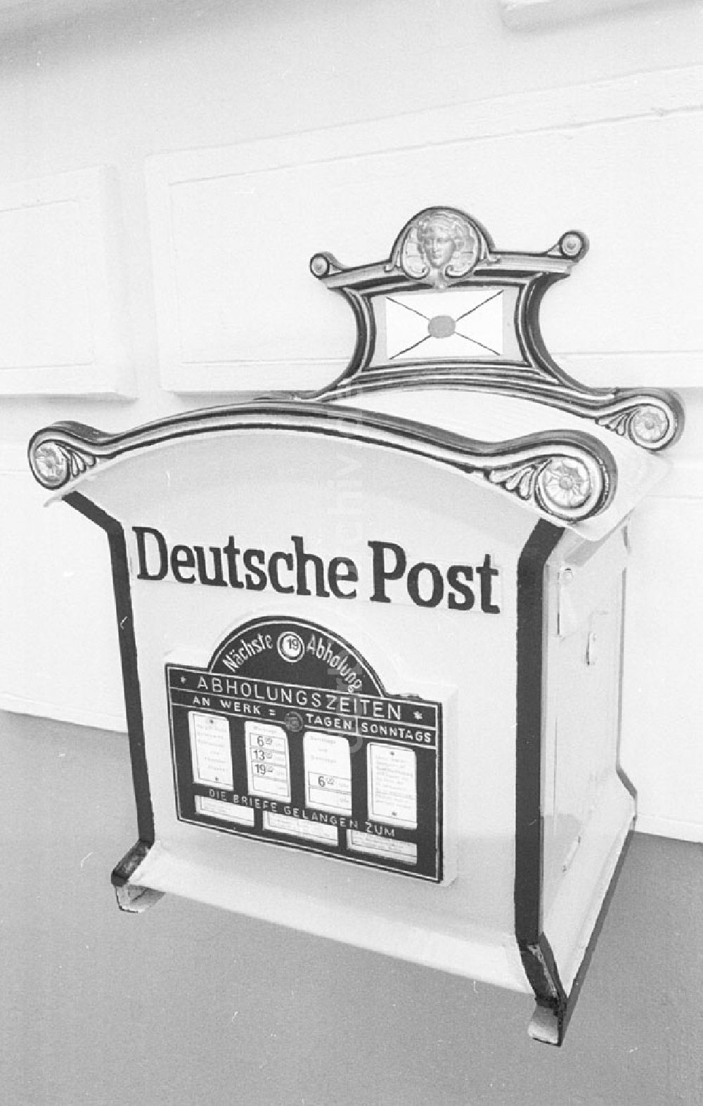 Berlin - Prenzlauer Berg: Berlin - Prenzlauer Berg - Postamt in der Husemannstrasse Foto: Lenke Nr.: 515