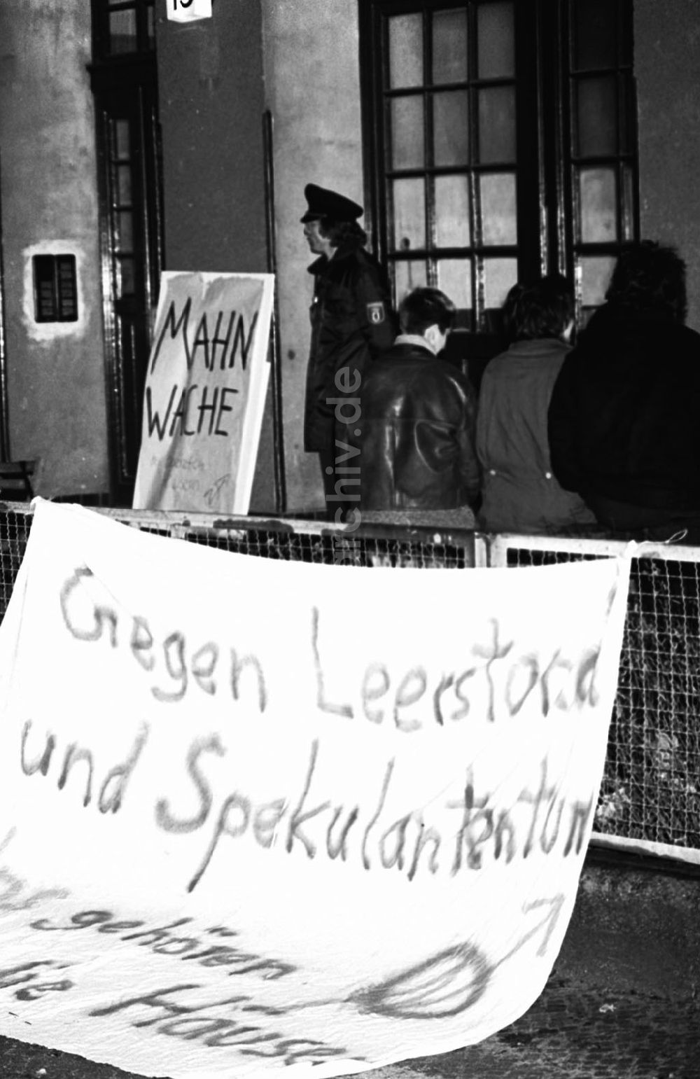 DDR-Fotoarchiv: Berlin - Berlin Protestmahnwache von Besetzern vor dem Wohnsitz von W