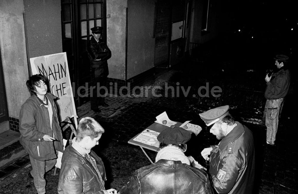DDR-Bildarchiv: Berlin - Berlin Protestmahnwache von Besetzern vor dem Wohnsitz von W