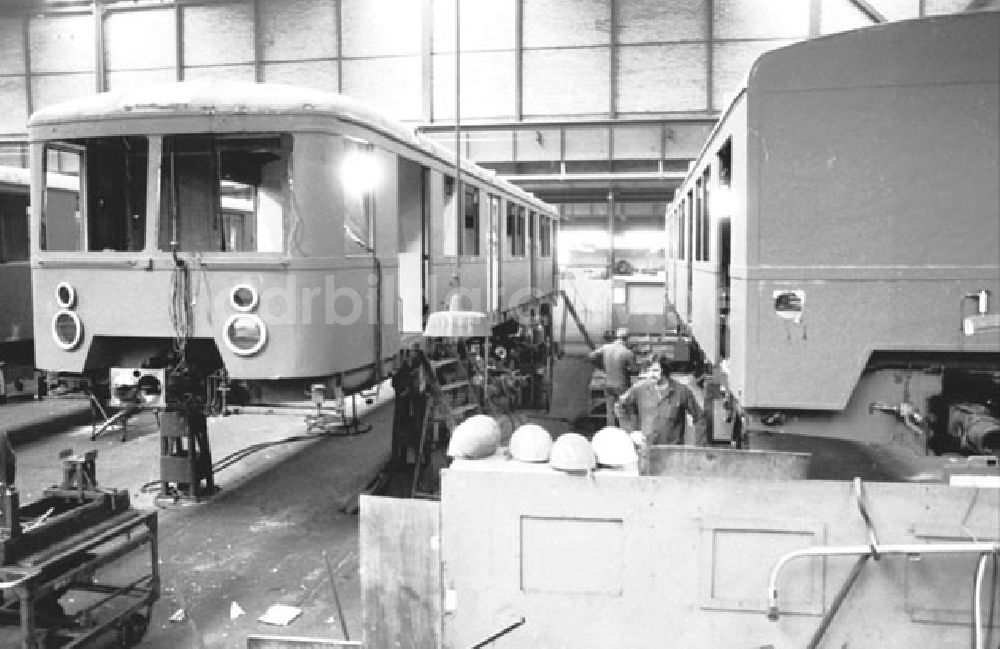 Berlin: Berlin: Reichsbahnausbesserungswerk (RAW) Oberschönweide, Montage von S-Bahnwagon(s), Im inneren eines Wagons, welcher ausgebessert wird