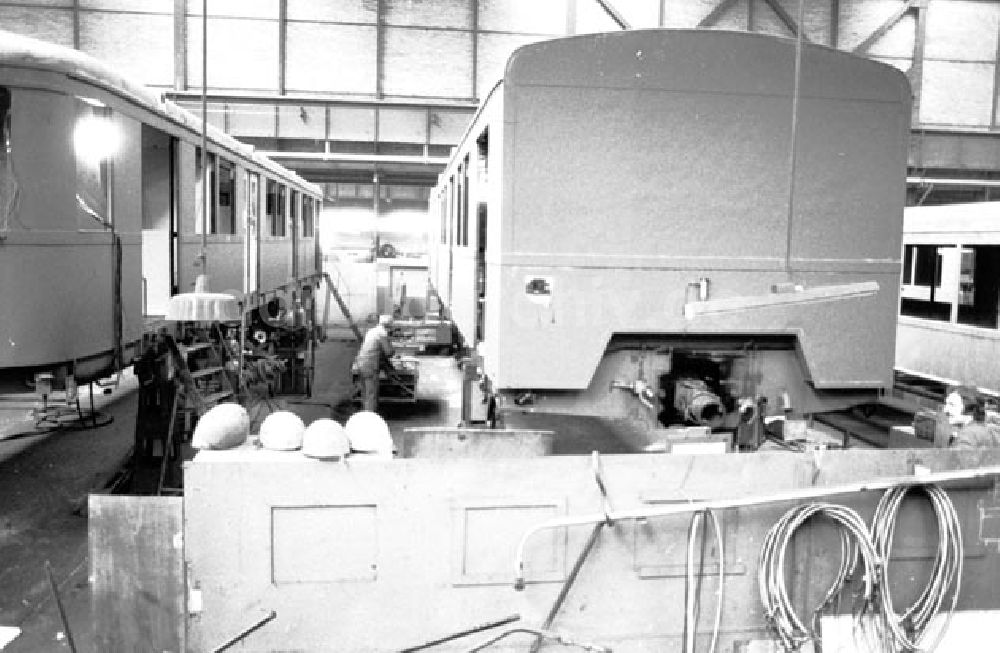 Berlin: Berlin: Reichsbahnausbesserungswerk (RAW) Oberschönweide, Montage von S-Bahnwagon(s), Im inneren eines Wagons, welcher ausgebessert wird