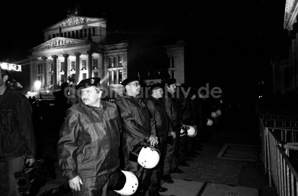 DDR-Fotoarchiv: Berlin-Mitte - Berlin Vor dem Schauspielhaus, Empfang der Politiker 02.10.90 Foto: ND/Lange Umschlagnummer: 1262