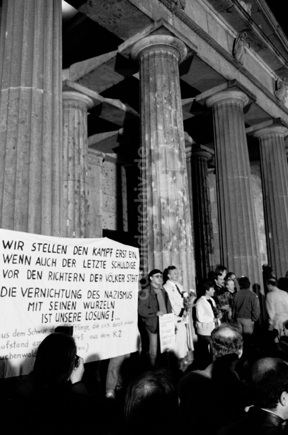 Berlin-Mitte: Berlin Vor dem Schauspielhaus, Empfang der Politiker 02.10.90 Foto: ND/Lange Umschlagnummer: 1262