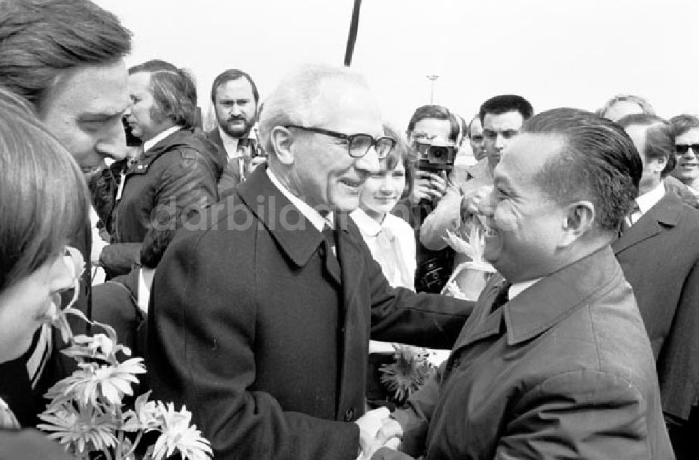 DDR-Bildarchiv: Berlin - Berlin: Staatsbesuch des laotischen Präsidenten Kaysone Phomvihane Ankunft in Schönefeld 1