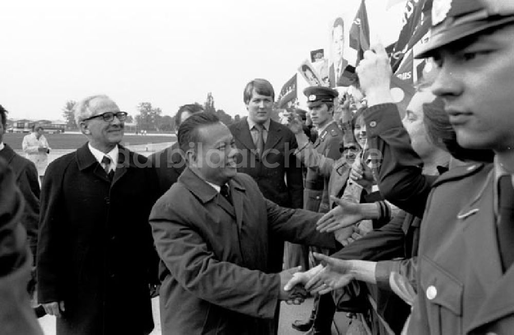 DDR-Fotoarchiv: Berlin - Berlin: Staatsbesuch des laotischen Präsidenten Kaysone Phomvihane Ankunft in Schönefeld 1