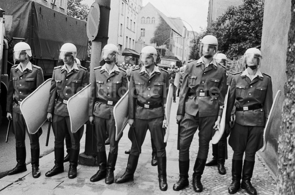 DDR-Fotoarchiv: Berlin - Berlin Straßenschlacht mit der Polizei 23.06.90 Foto: Lange Umschlagnummer: 0848