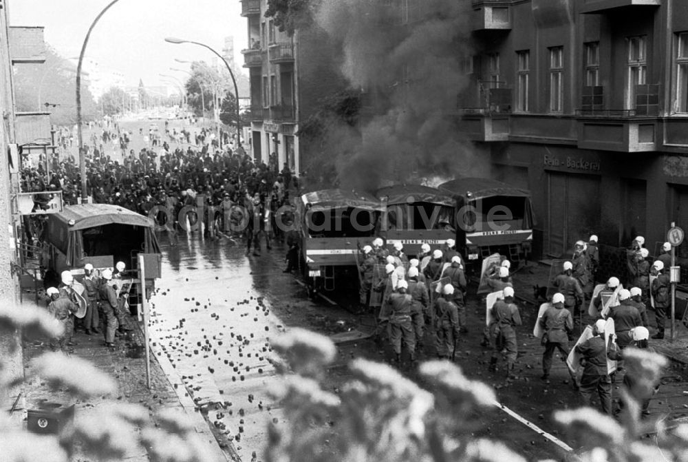 DDR-Bildarchiv: Berlin - Berlin Straßenschlacht mit der Polizei 23.06.90 Foto: Lange Umschlagnummer: 0848