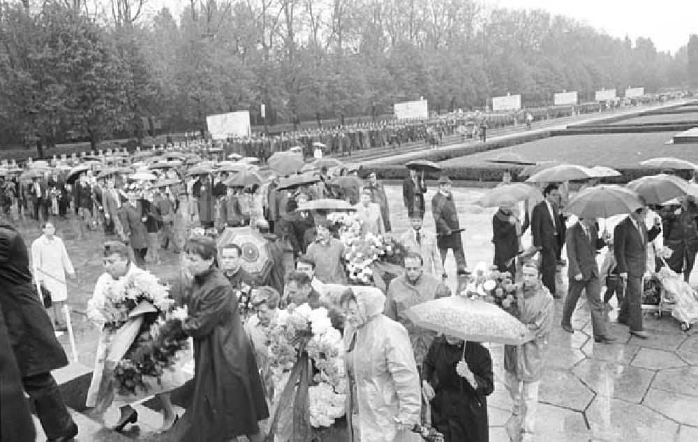 DDR-Bildarchiv: Berlin-Treptow - Berlin-Treptow Kranzniederlegung mit Erich Honecker u.a. Foto: Bonitz Nr. 558