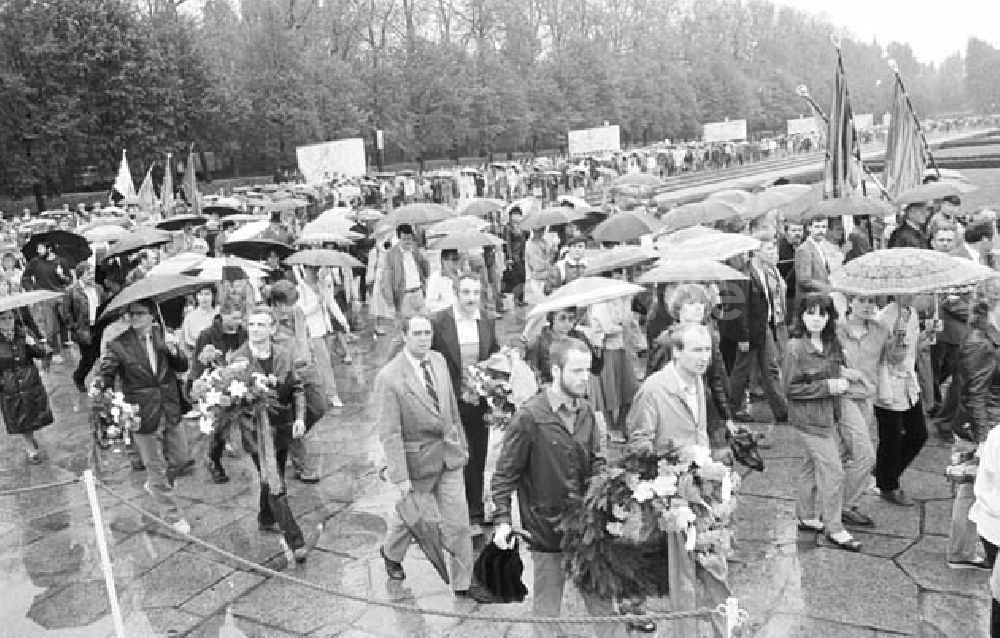 Berlin-Treptow: Berlin-Treptow Kranzniederlegung mit Erich Honecker u.a. Foto: Bonitz Nr. 558